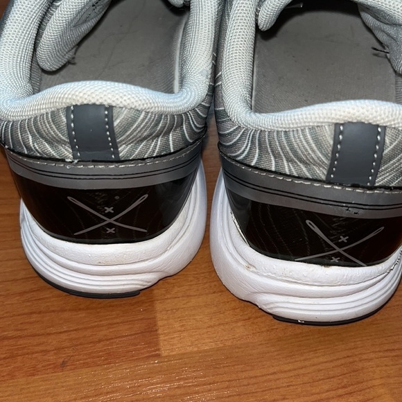 Stylish Gray Women's Sneakers - Picture 5 of 8